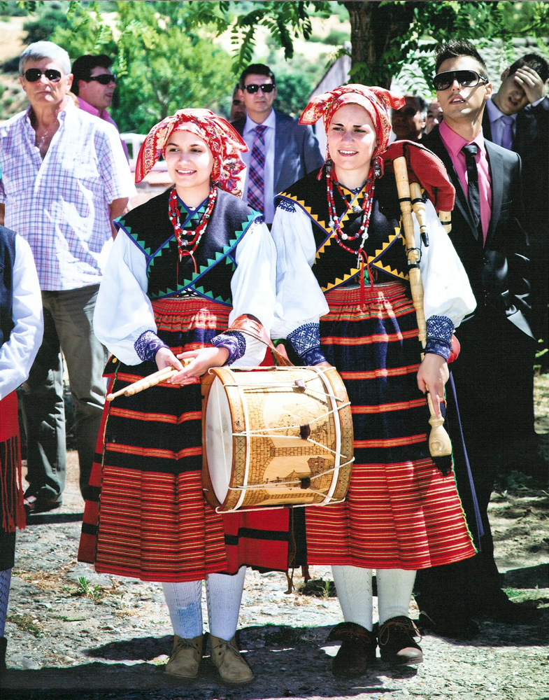 Las hermanas Sonia (gaita) y Miriam (tambor) en una boda en Pobladura de Aliste